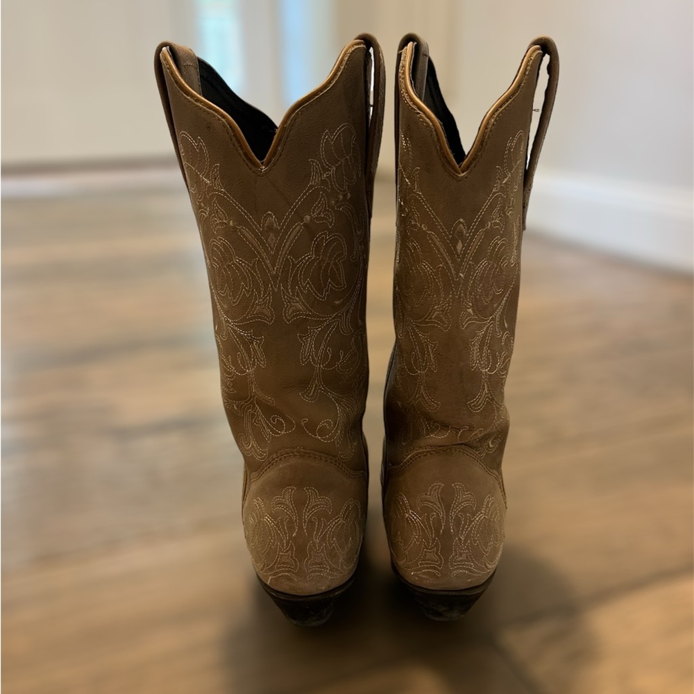 Tan cowgirl boots with embroidery. Size 8 but fit like a size 7 only worn twice - Picture 3 of 3
